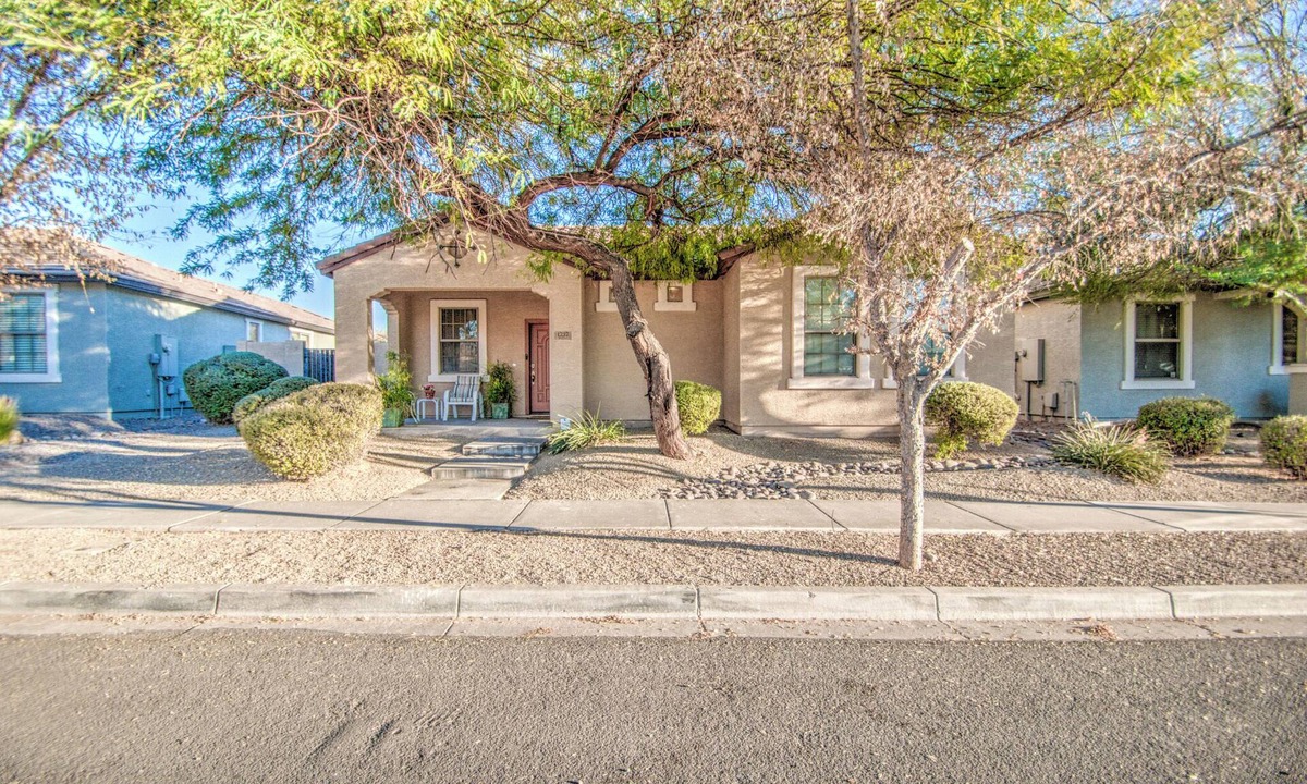 Lyons Gate House | Adorable Gilbert 3 Bedroom Hide Away with Office & WiFi!