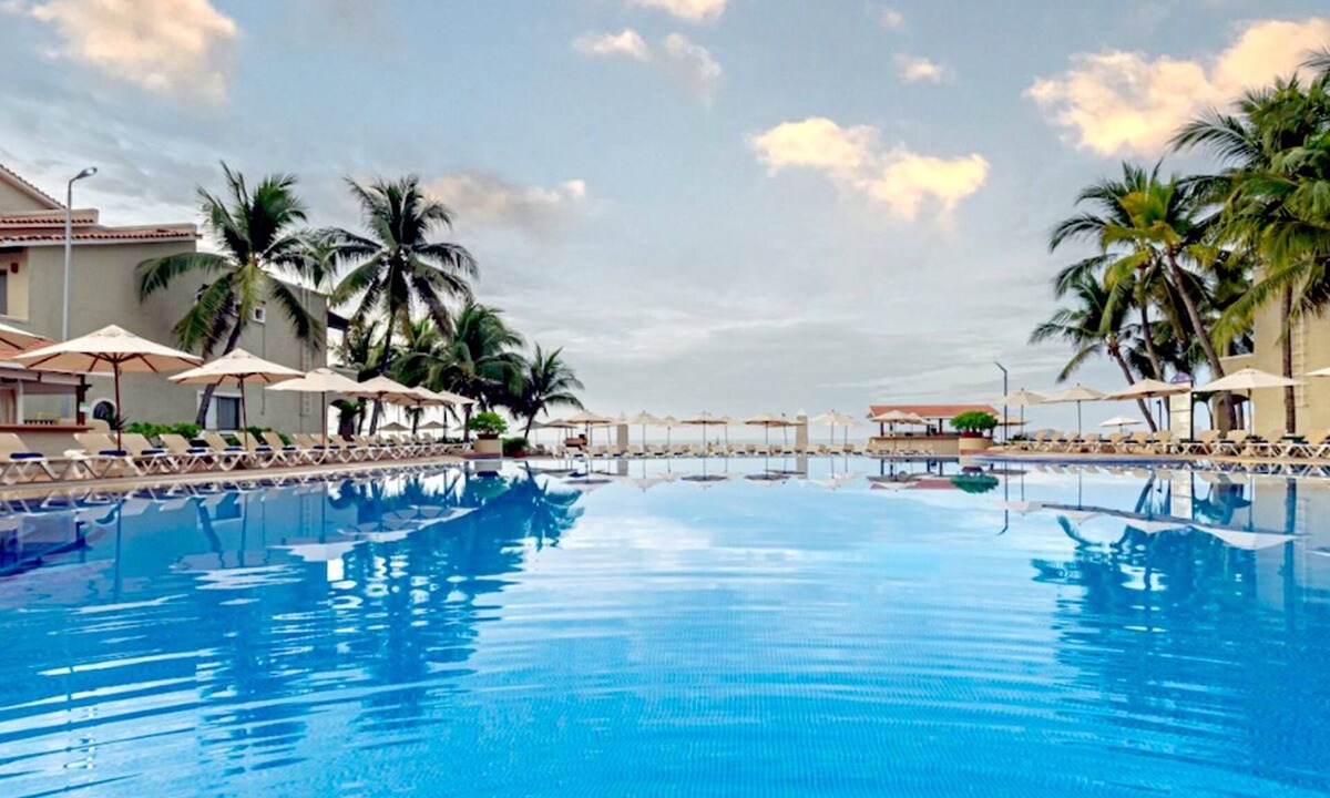 Ixtapa Villa | Beautiful villa steps from the beach/Tesoro Ixtapa