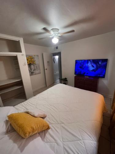 Downtown Phoenix House | Central Phoenix Value Stay Yellow Room