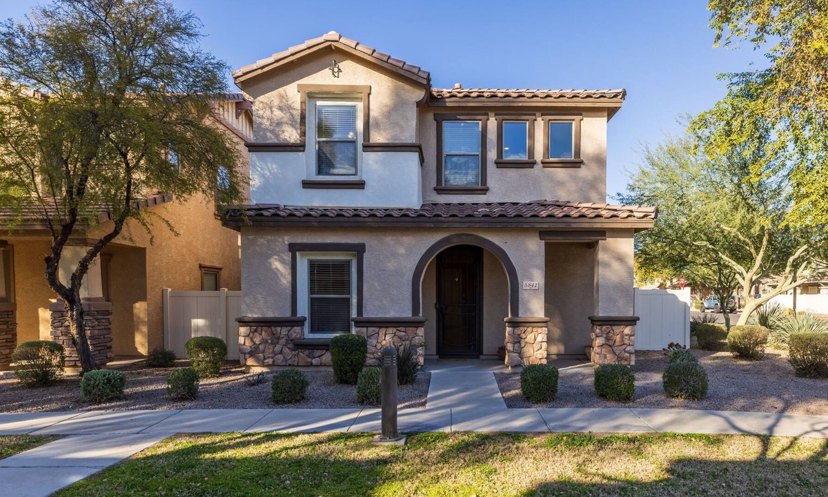 Superstition Springs House | Convenient Mesa location! 30+ day rental, pet friendly