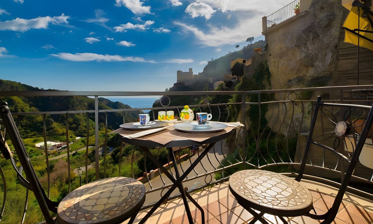Savoca Apartment | 'Executive Suite' room with private balcony, sea view, Wi-Fi and air conditioning