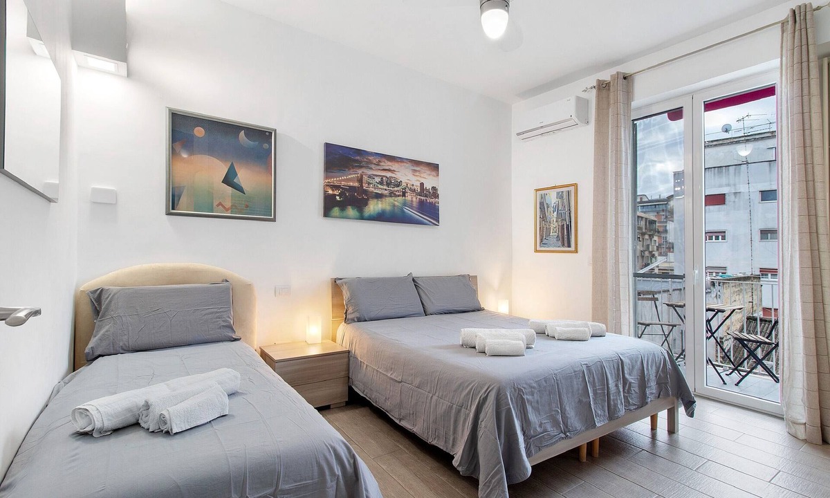 Municipio 2 Apartment | 'Il Centro' Apartment with Balcony, Wi-Fi and Air Conditioning