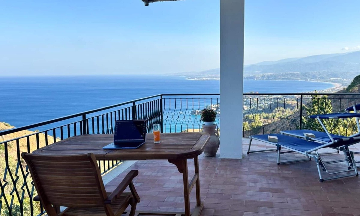 Copanello Apartment | Maison Stalettì, between sky, sea, and prickly pears