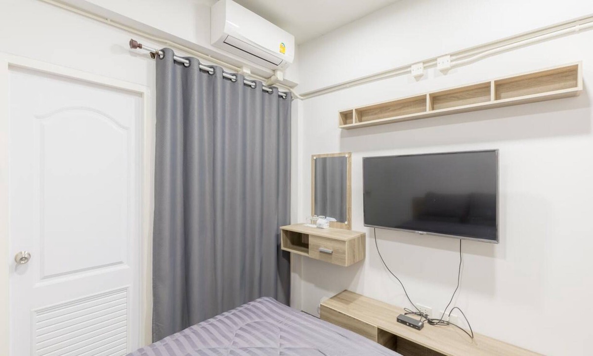Bang Chan Hotel | MiddleWay House