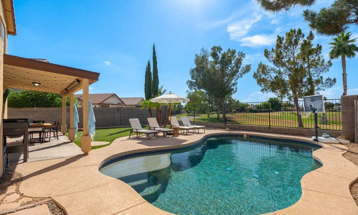Greenfield Lakes House | No Fee Heated Pool W/Yard Game On The Golf Course. Kid Friendly!