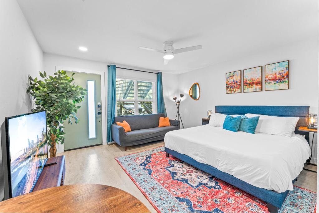 Travis Heights Apartment | Prime SoCo boutique studios with laundry WiFi 7 Min to DT