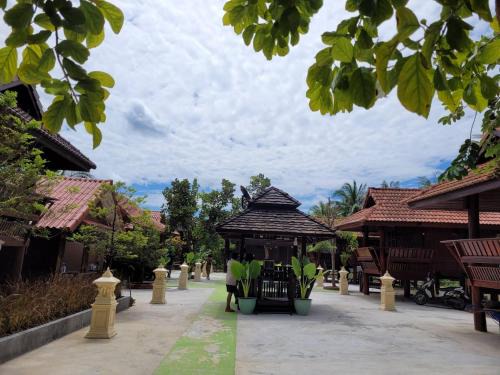 Suan Luang Bed & Breakfast | Ruenthai Ampawa