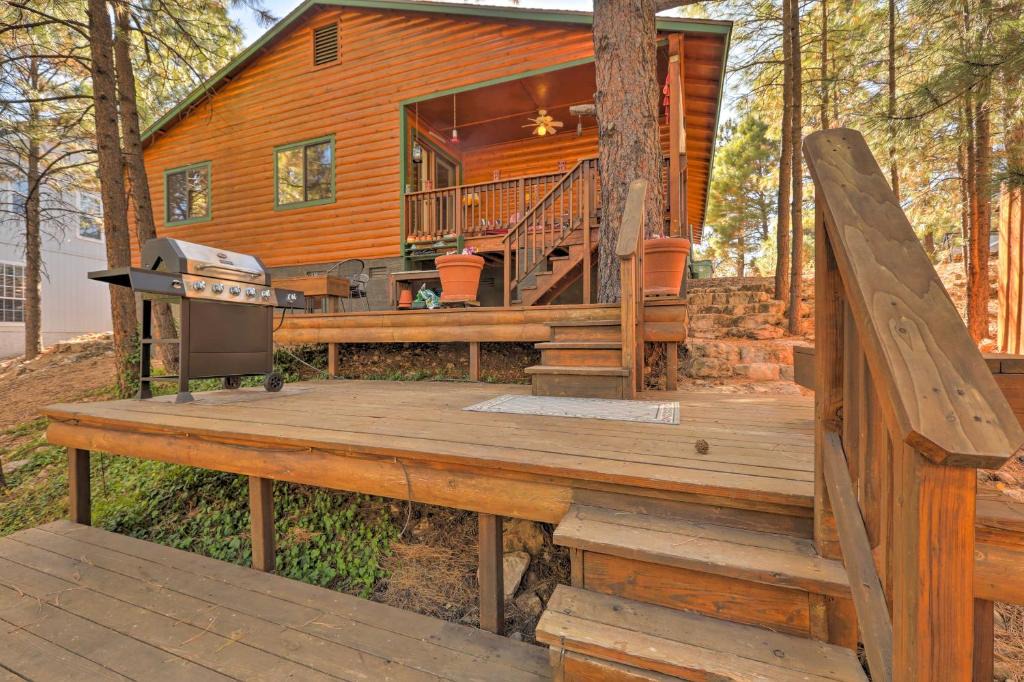 Ponderosa Trails House | Rustic Cabin w/Deck ~ 4 Mi to Old Town Flagstaff!