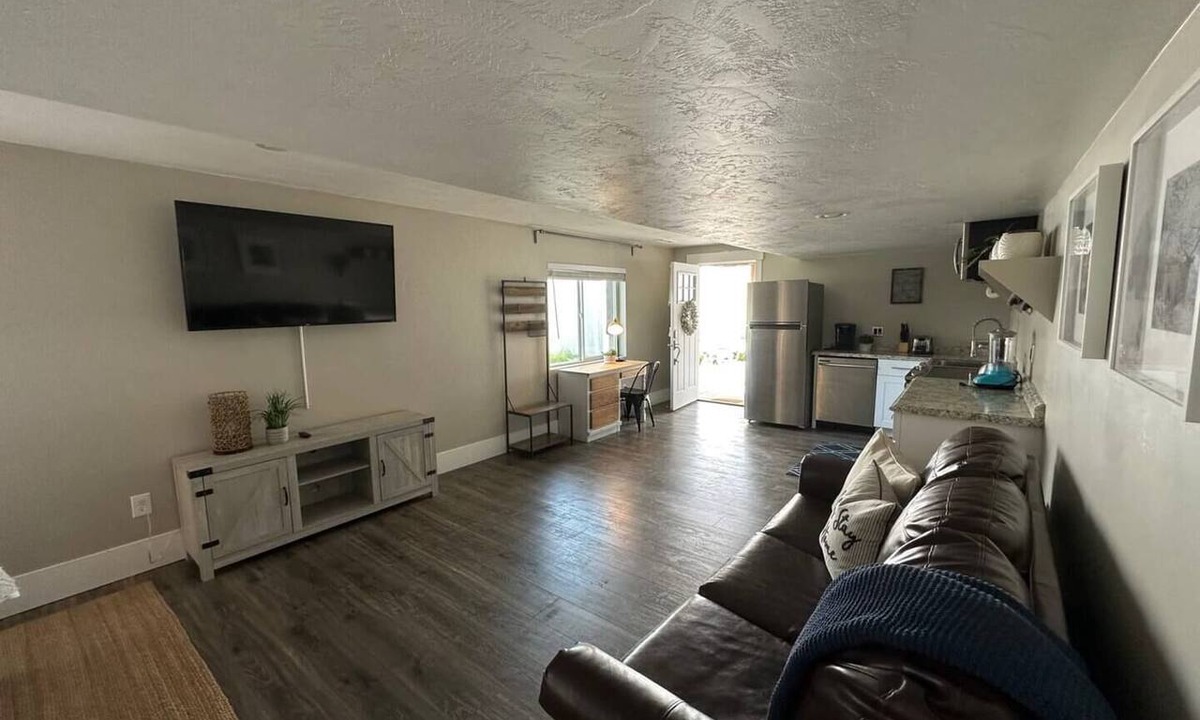 Sunset Heights Apartment | Sleepy Ridge Studio, Self Check-in, Free Parking