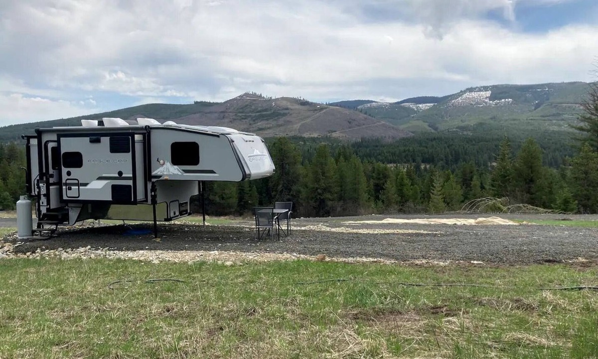 St. Maries House | Tiny Caravan Great for Couples with Landscape Views in Idaho
