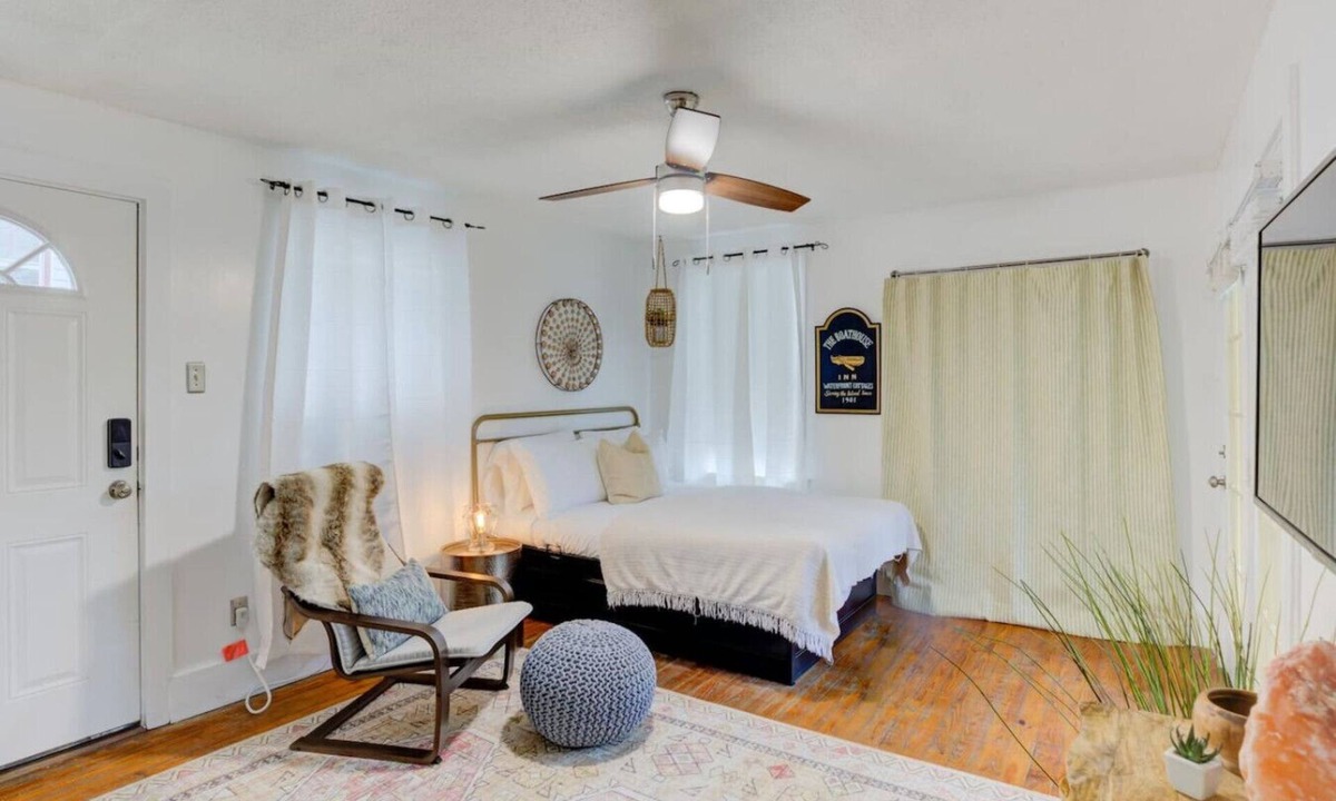 Midtown House | Tucker #2 (Studio) · Studio Oasis+Private Patio -Super Walkable-Midtown