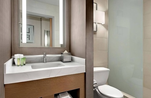 Gateway District Hotel | 2 x Elevate 2 Queens at The STRAT Hotel, Casino & Tower