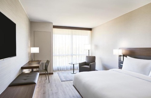 Camelback East Hotel | AC Hotel Phoenix Biltmore