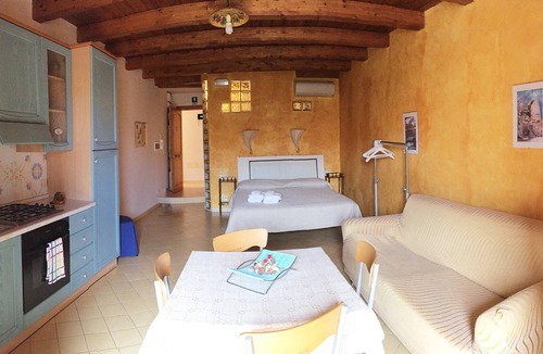 Scilla Bed & Breakfast | B&B Casa Vela - Studio Veliero with balcony overlooking the Borgo