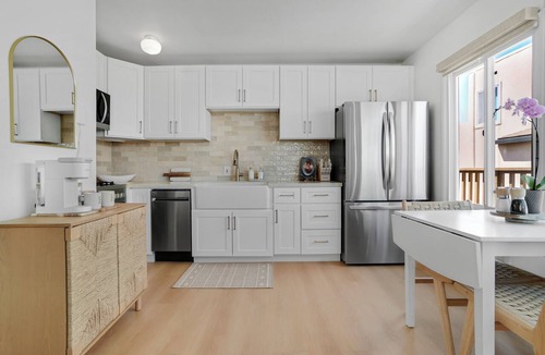 El Porto Apartment | Beachside 1BR Escape-King Bed +Full Kitchen