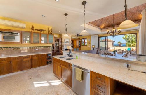 Nopolo House | Beautiful custom Home Amazing Ocean View