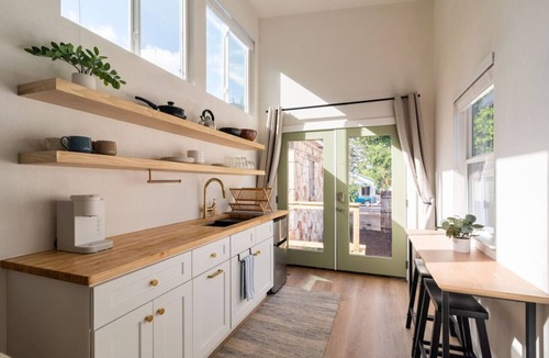 Holly House | BoHo Tiny Home - Walkable to East Austin’s Best!