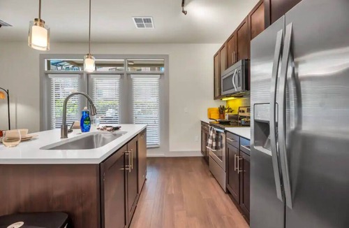 Fashion Square Apartment | Bright & Rustic Space Next To Fashion Square! Pool