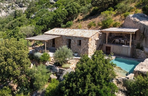 Figari House | Charming sheepfold in Corsica, heated pool, between scrubland and beautiful beaches.