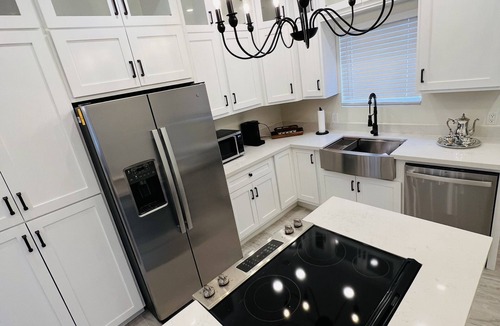 Globe House | Cozy, Open Concept & Conveniently located