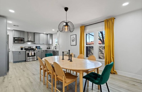 Garfield House | Downtown Phx~Remodeled~2 Units+Casita~Sleeps 12