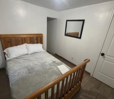 Garfield House | Downtown Taylor Room 4