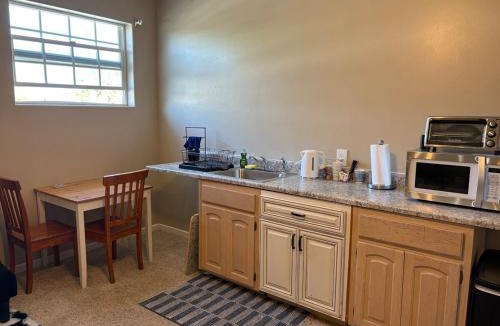 F. Q. Story Apartment | EmERALD loft studio SWiMMiNG pool kitchen DwNTwN