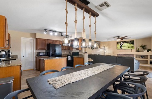 Larissa House | Glendale getaway Pool & Games