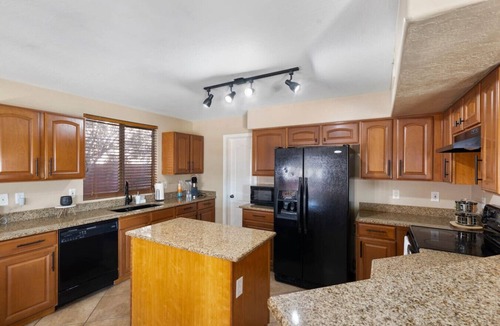 Larissa House | Glendale getaway Pool & Games