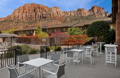 Zion National Park South Entrance Hotel | Hampton Inn & Suites Springdale/Zion National Park