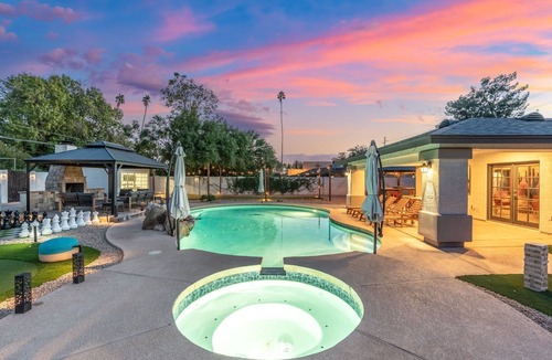North Mountain House | Heated Pool, Pickleball, Mini Putt, Gym, Sleeps 24