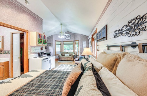 Libby Apartment | Homey Pet-friendly Libby Cottage w/Yard by Creek!