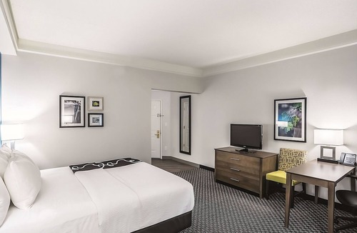 Ahwatukee Foothills Hotel | Inviting Room with Outdoor Pool and Complimentary Breakfast