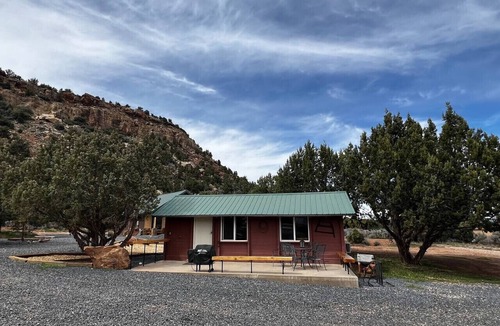 Apple Valley House | Jacuzzi - Zion Rangers Suite - Zion View
