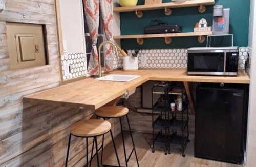 Globe House | Lofted Barn on Mini Farm with AC and WiFi in Globe