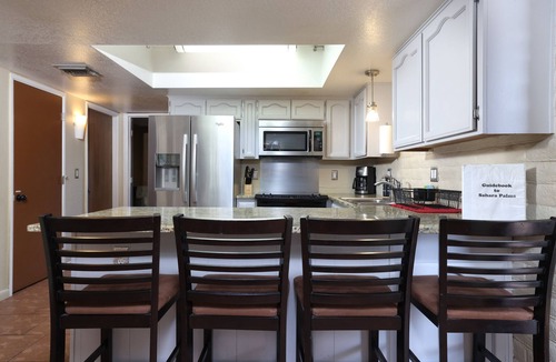 Casas Adobes House | Luxe & Spacious Gem: Pool ~ 15min to Downtown ~ Parking!