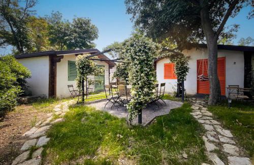 Ischia Porto Ski Chalet | Miniglamp E.V. - Camping