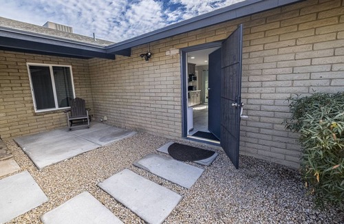 Glendale Apartment | Msg for 5%off King Bed Pool Yard Remodeled Guesthouse Glendale