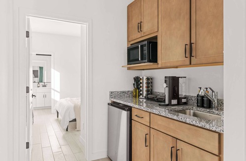 Glendale House | New Chic & Spacious: Glendale