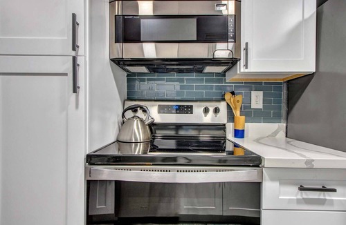 Lake Biltmore Village Condo | Penthouse suite two bed, kingsize beds, updated, heated pool & spa