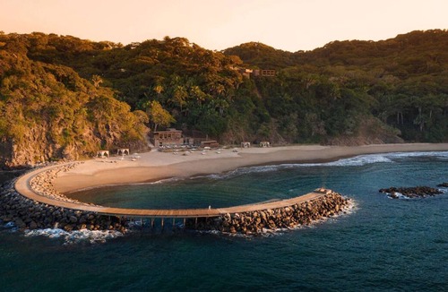 Lo de Marcos House | Perfect Spot for Soaking Up Some Sun! Outdoor Pool, Beachfront, Free Parking!
