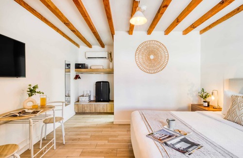 Playa Ensenada Apartment | Pool & Jacuzzi: Cute Studio Near the Beach: Daily HSKP