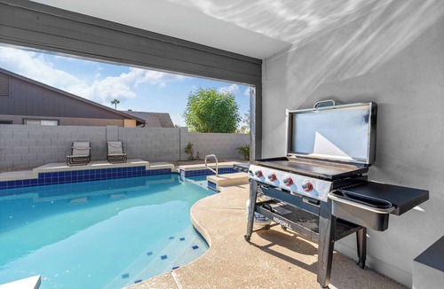 Villa De Paz House | Poolside Patio | Close to Westgate | Dog Friendly