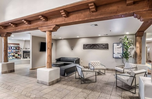Palm Valley Hotel | Relaxing Spacious Unit Near Attractions, Free, Wifi, Pool, Parking, Breakfast