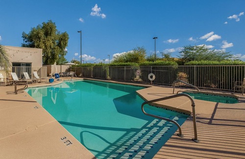 Palm Valley Hotel | Relaxing Spacious Unit Near Attractions, Free, Wifi, Pool, Parking, Breakfast