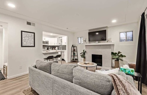 Camelback East House | Remodeled 2BR Central PHX Gem w/Free Parking