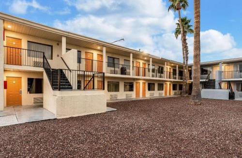Westown Commercial Center Hotel | Rodeway Inn Phoenix North I-17