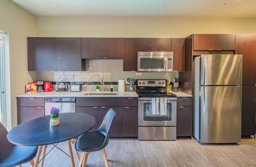 Evans Churchill Apartment | Spacious 1BD DT, Parking, Gym, W-D, Roosevelt Row