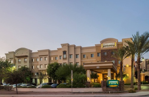 Glendale Sports and Entertainment District Apartment | Spacious 2BR Suite | Pool, Hot Tub & Hot Breakfast