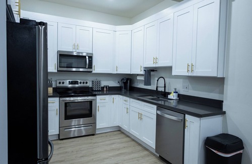 Mapleton Apartment | Spacious and modern basement apartment in serene Mapleton